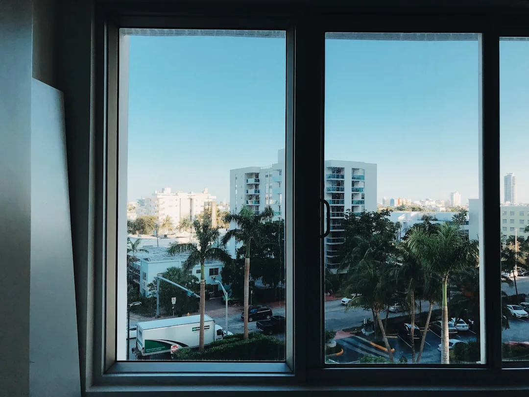 Esquadrias de alumínio sob medida instaladas em residência moderna com vidro temperado