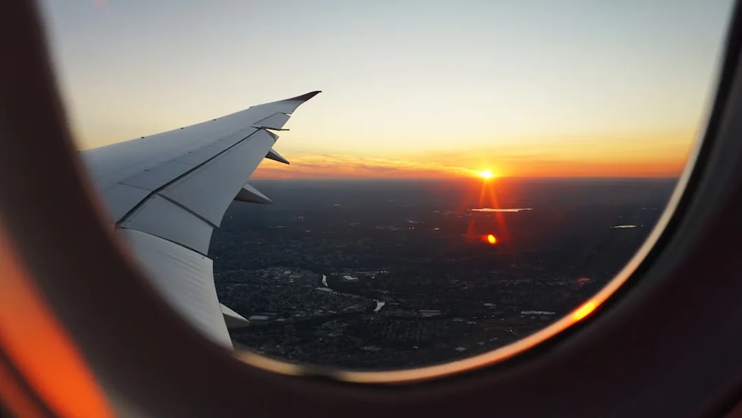 passageiro sugado janela avião — Janela de avião ilustrando segurança do vidro — princípios usados em janelas e esquadri
