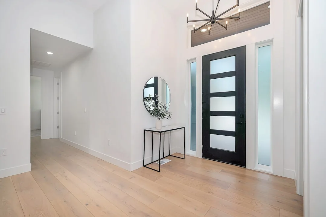 Porta blindex de vidro temperado instalada em ambiente residencial moderno — o que é blindex