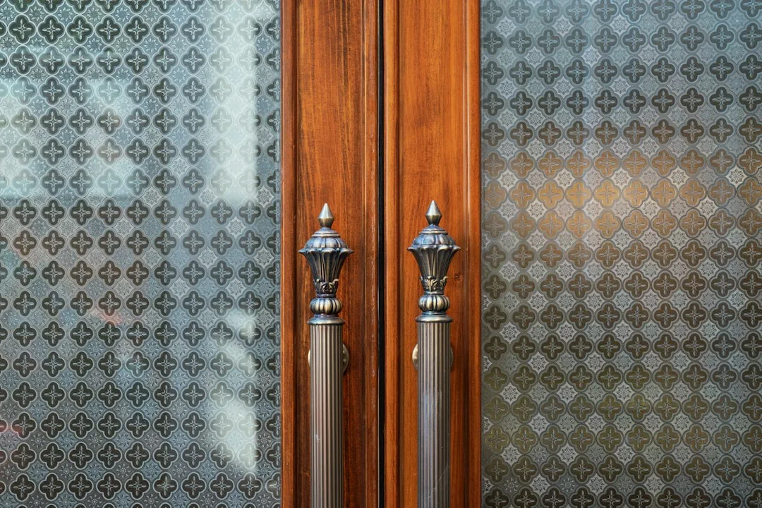 Adesivo para porta de vidro personalizado com efeito jateado em ambiente moderno