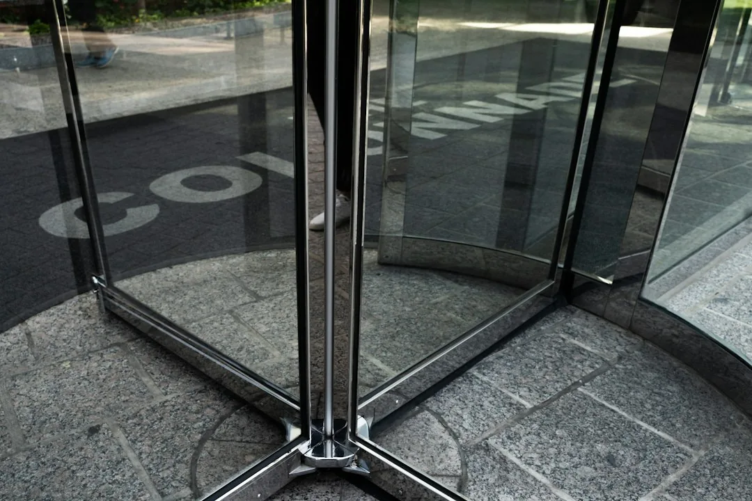 Mola de piso para porta de vidro temperado frameless instalada em ambiente moderno