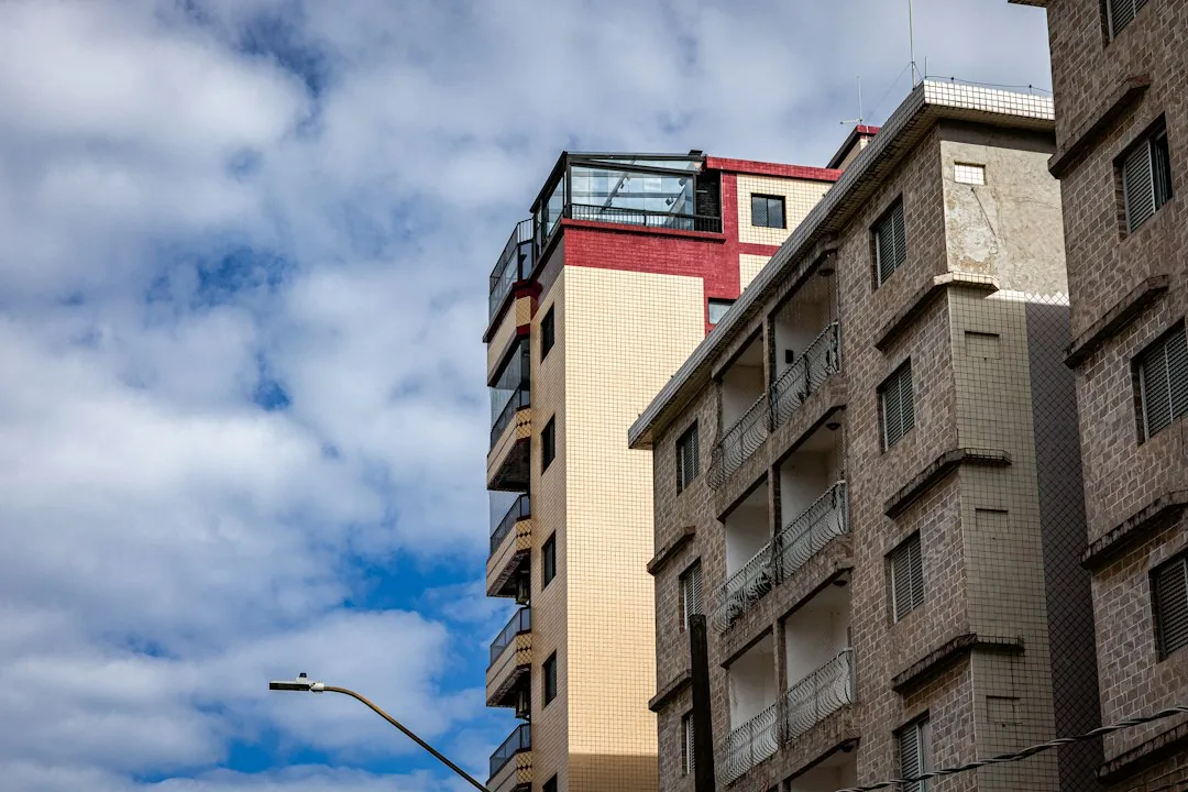 Varanda com blindex simples instalada pela RSK Vidros, com perfis de alumínio e vidro temperado