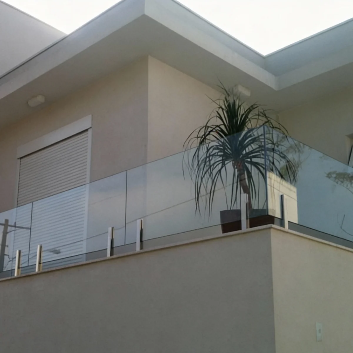 guarda-corpo de vidro — foto de fachada glazing