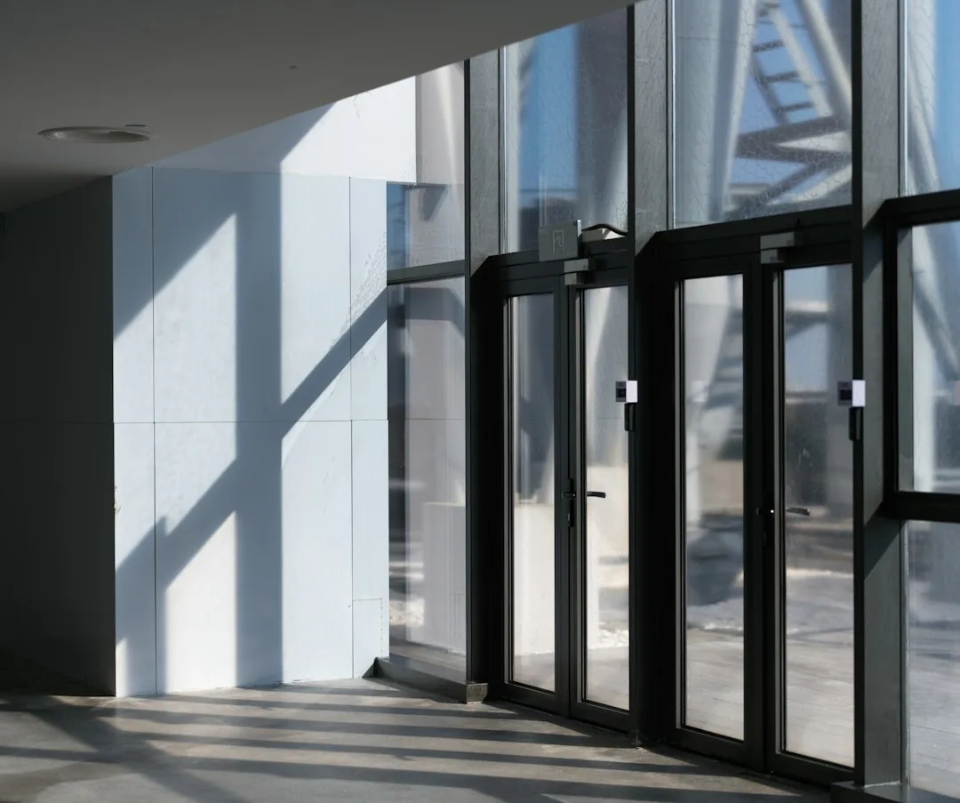 mola dorma para porta de vidro temperado instalada em entrada comercial moderna