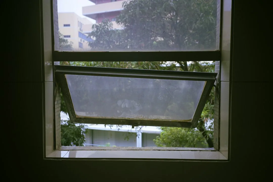 Tela mosquiteiro para janela removível instalada em esquadria de alumínio
